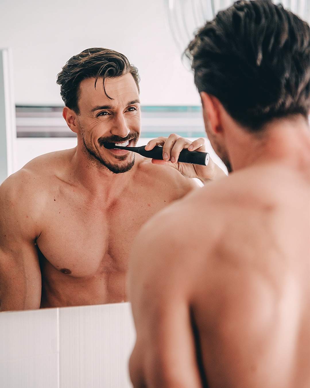 Мислиш, че миенето на зъбите е напълно достатъчно, за да поддържаш устната си хигиена?